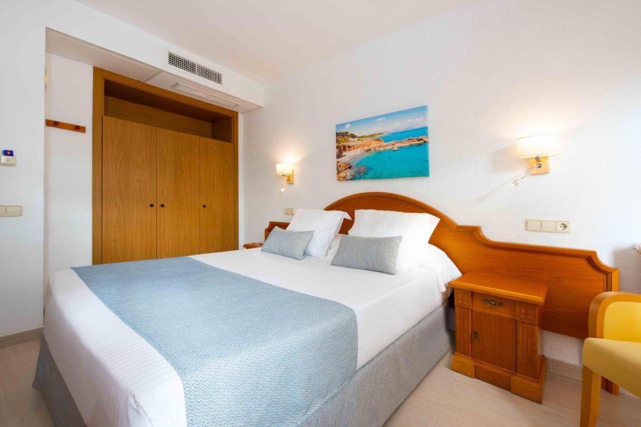 Zweibettzimmer mit Poolblick